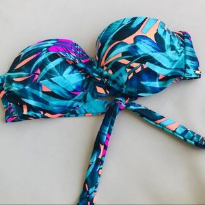 Ciao Ragazze! Ecco A Voi Il Fondo Itsy Di Victoria's Secret PINK, Modello Laterale Rosa Shocking Con Dettagli Lime Neon. Taglia Large, Nuovo Con Etichette Originali. Perfetto Per Chi Vuole Abbronzarsi Senza Segni E Sfoggiare Un Look Super Trendy!